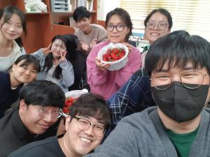 2025. 04. 10 딸기 파티 이미지